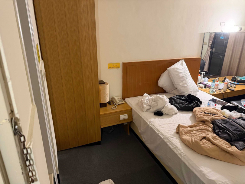 警方在張文投訴的旅館中，查獲大量汽油彈與刀具。(圖／翻攝畫面)