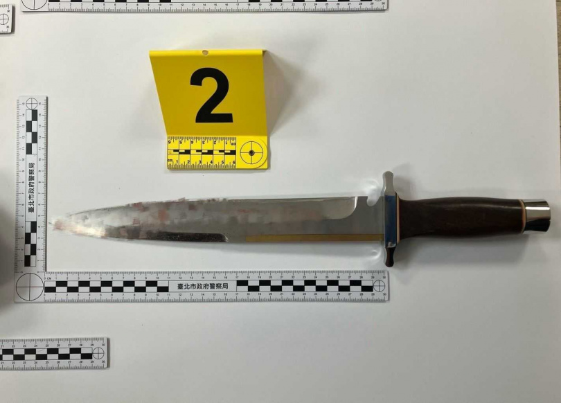 警方在張文投訴的旅館中，查獲大量汽油彈與刀具。(圖／翻攝畫面)