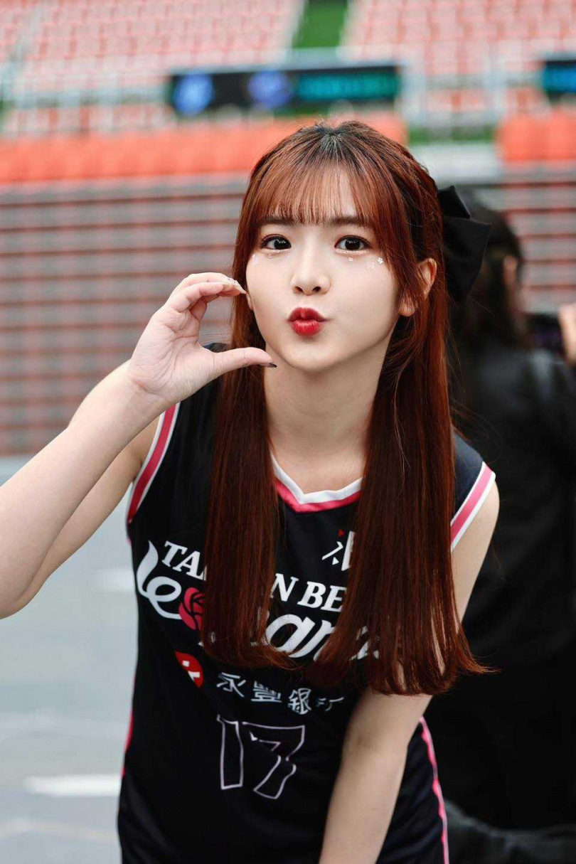 笑笑2023年以徵選狀元之姿加入電豹女,並於2025年正式跨界成為樂天女孩。(圖/翻攝自笑笑FB)