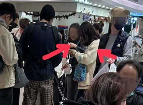 聖誕節讓媽媽及老婆（紅箭頭所指）好好逛街，范少勳這背影看來真是可靠。（圖／讀者提供）