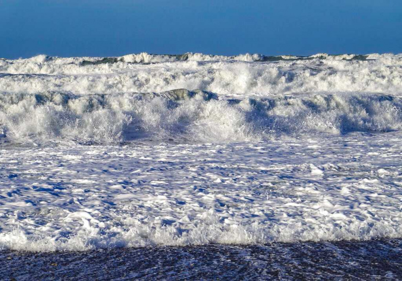 海洋吸熱導致熱膨脹，加劇海平面上升，威脅沿海社區安全。