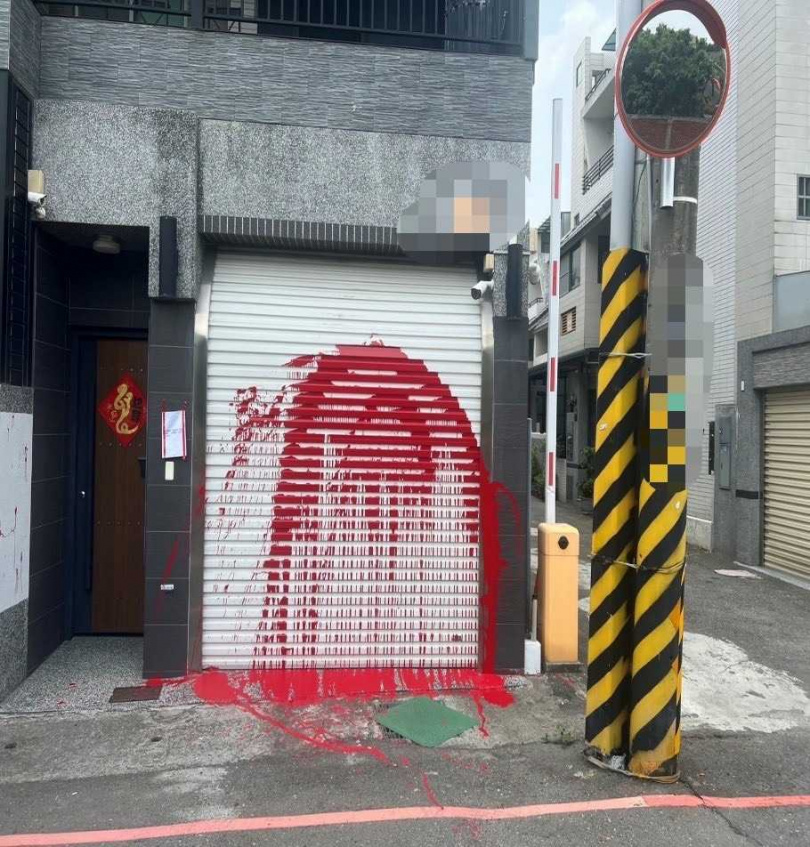 陳姓男子住家遭人潑灑紅漆。(圖/翻攝畫面)