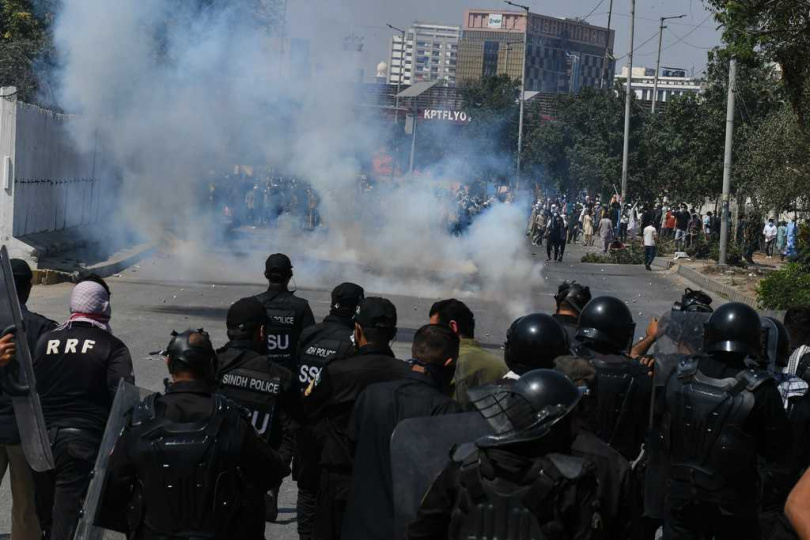 巴基斯坦南部大城卡拉奇1座美國領事館外,週日清晨爆發流血衝突,至少9人喪生。(圖/達志/美聯社)