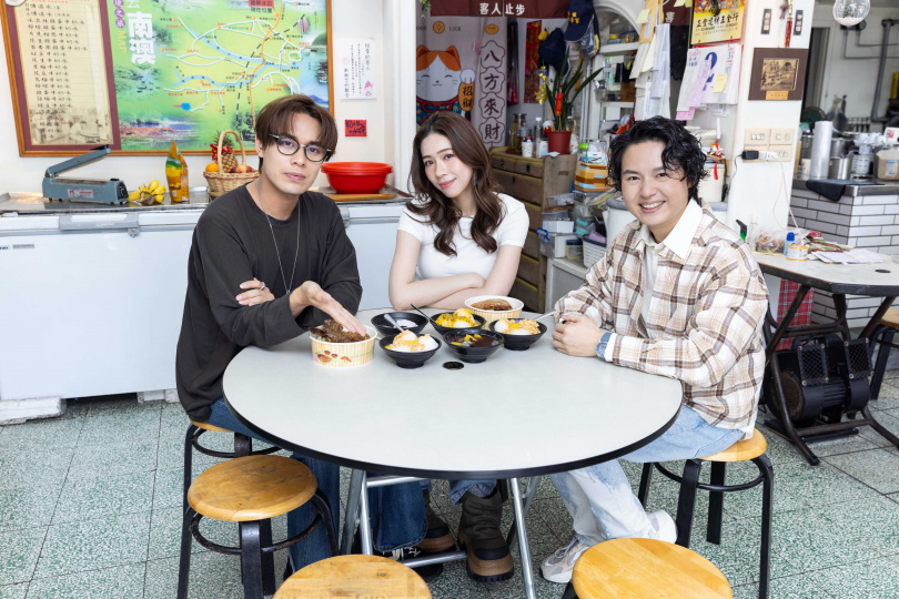 冰店老闆請告五人吃冰表達謝意。（圖／相信音樂提供）