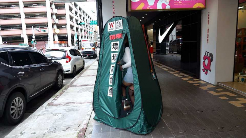 AV女神梁冪驚喜現身西門町神秘帳篷，引起大批網友討論。（圖／翻攝自梁冪IG）