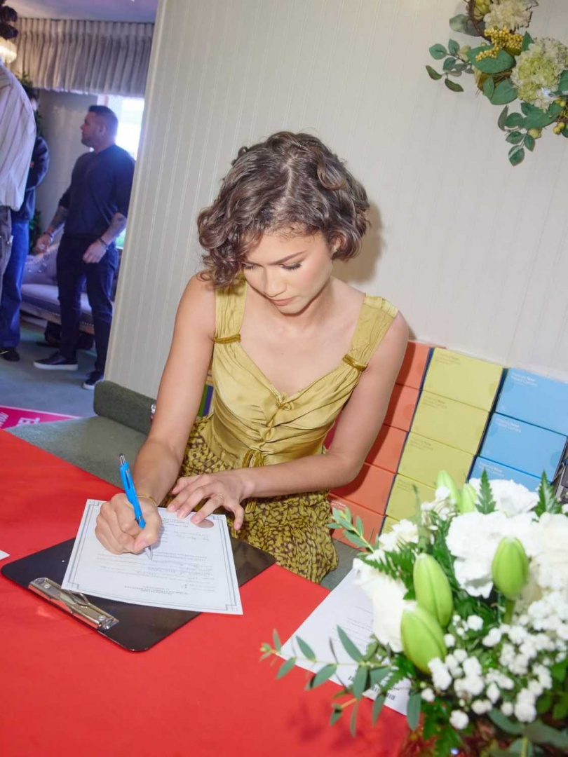 千黛亞為婚禮活動上一對幸運新人擔任證婚人。（圖／翻攝自A24社群）