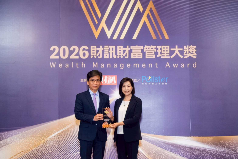 中信銀行11度蟬聯《財訊雙週刊》最佳財富管理大獎，並奪得「最佳私人銀行」及「最佳數位金融」共計三項大獎，金融監督管理委員會主任委員彭金隆（左）頒獎予中信銀行個人金融執行長楊淑惠（右）。（圖／中信銀行提供）