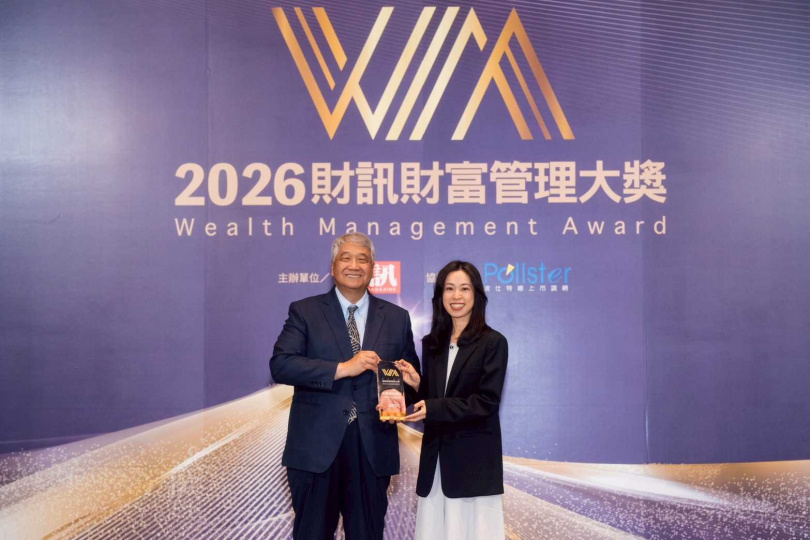 《財訊雙週刊》舉行「2026財訊財富管理大獎」頒獎典禮，中華民國證券商業同業公會理事長陳俊宏（左）頒發「最佳數位金融」獎項予中信銀行數位平臺經營處處長李雅婷（右）。（圖／中信銀行提供）