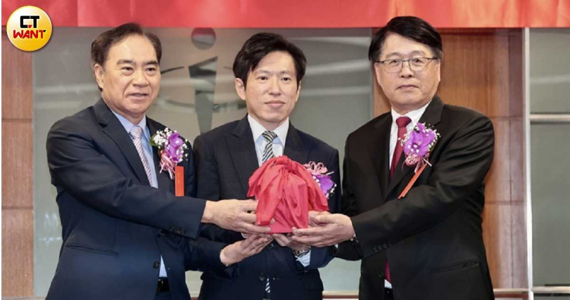 卸下代理主委一職後中選會委員吳容輝（左）已經請辭，但辭呈何時生效仍是問號。（圖／黃耀徵攝）