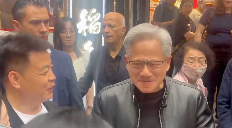 黃仁勳喝豆汁的反應逗樂現場民眾。（圖／翻攝微博／機械科技）