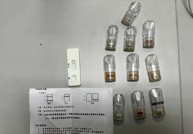 北市南港分局員警日前巡查發現有駕駛毒駕上路,車上還有一把空氣槍。(圖/翻攝畫面)