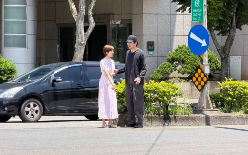 吳政澔、王晴拍攝街頭追逐相認戲，兩人情緒層層堆疊，唯美畫面讓劇迷期待不已。（圖／民視）