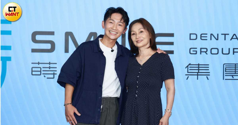 蔡昌憲和媽媽一同出席高齡口腔預防照護公益計畫記者會。（圖／常朝貴攝）