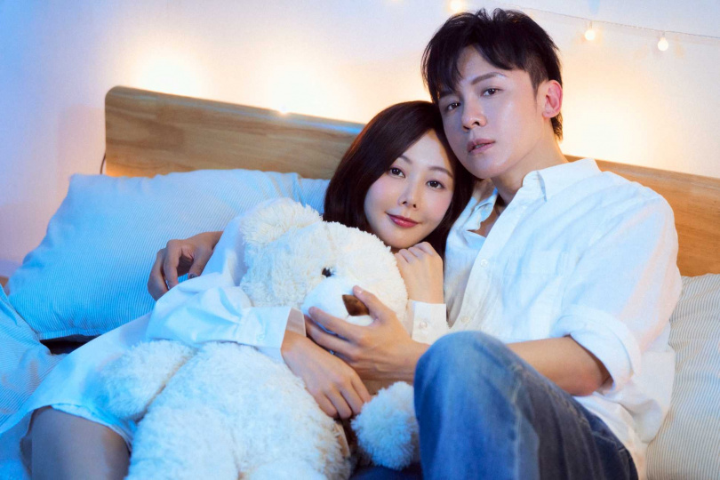金志遙、楊婷婭兩人在新歌MV中，致敬日本男神木村拓哉主演的《戀愛世紀》。（圖／心動娛樂提供）