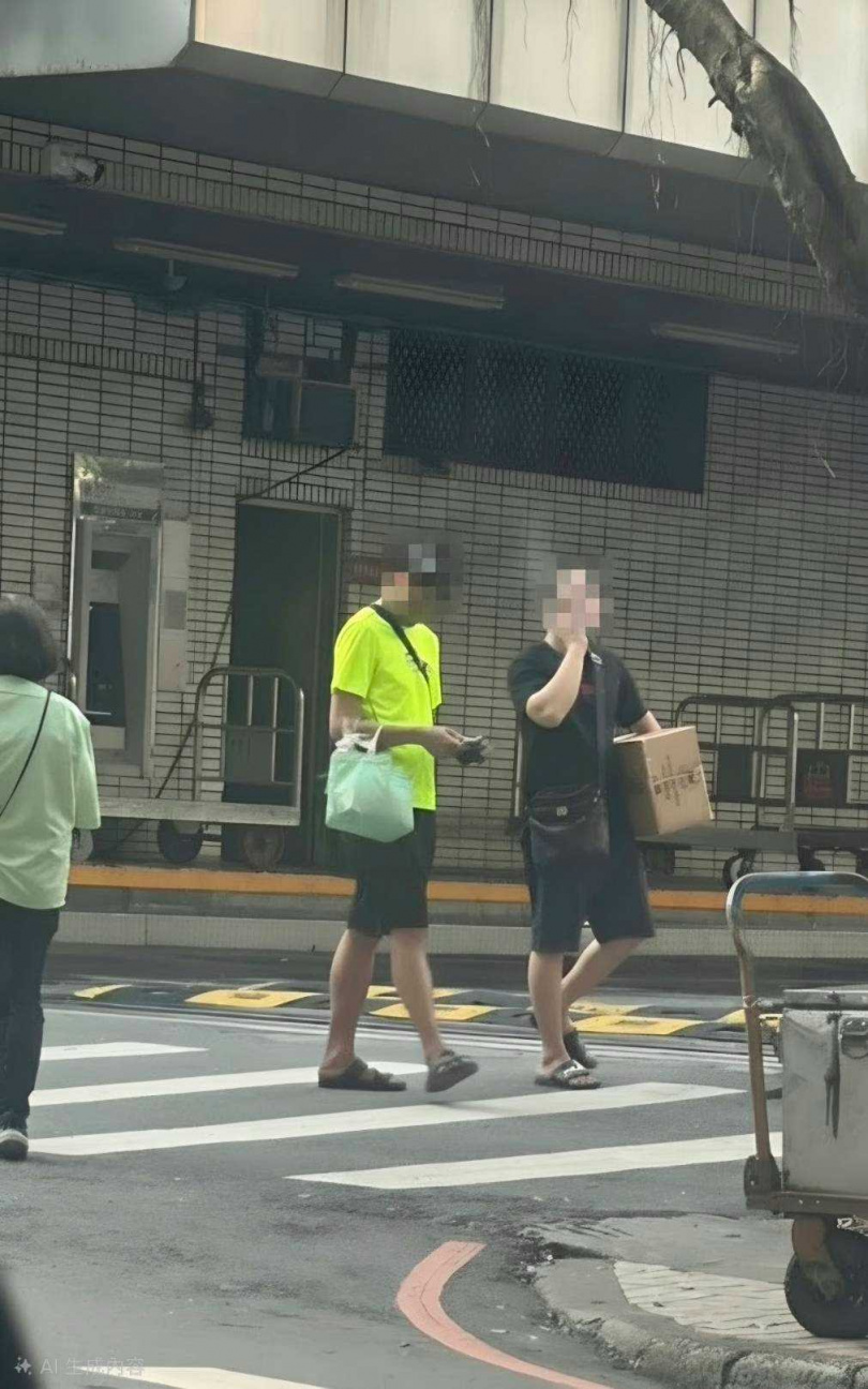 刑事局埋伏在郵局外逮捕領完包裹正在交付毒包裹的犯嫌。(圖/刑事局提供)
