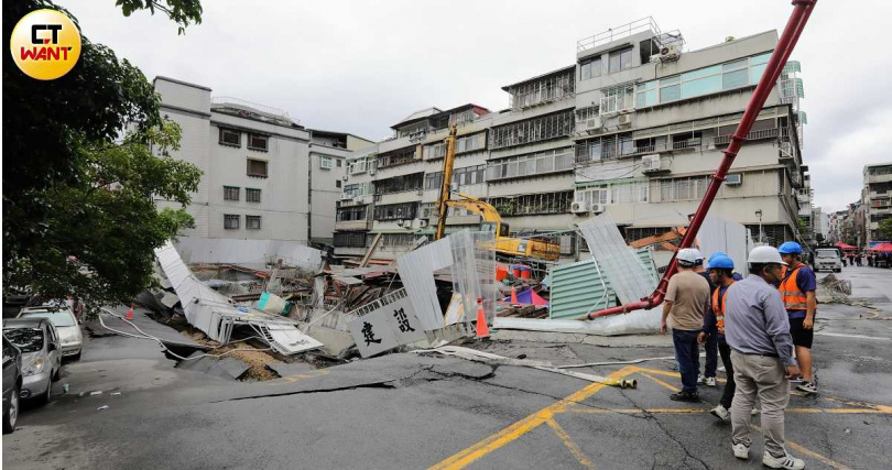 3年前基泰大直基地施工不慎造成鄰房下陷，2樓變1樓，總影響戶數達200戶。（圖／方萬民攝）&nbsp;