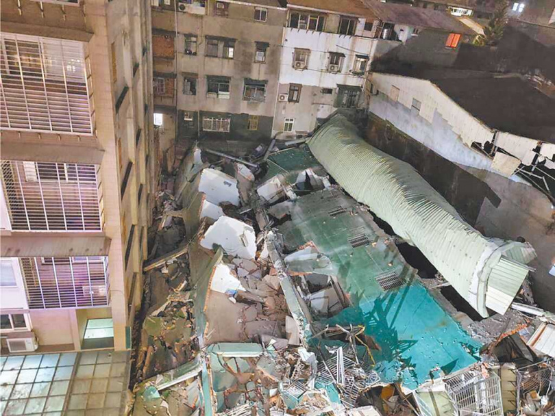 2025年新北市三重「莘聖沐光居」也因開挖地下室不慎,導致鄰房傾斜倒塌,建築師劉獻文認為,未來一定還會有類似案例發生,應有處理範本或法源依據,讓重建腳步可以更順利。(圖/報系資料庫)