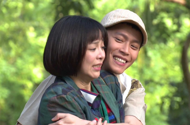 黃雋智（右）在劇中經常藉故接近蔡祥。（圖／台視）