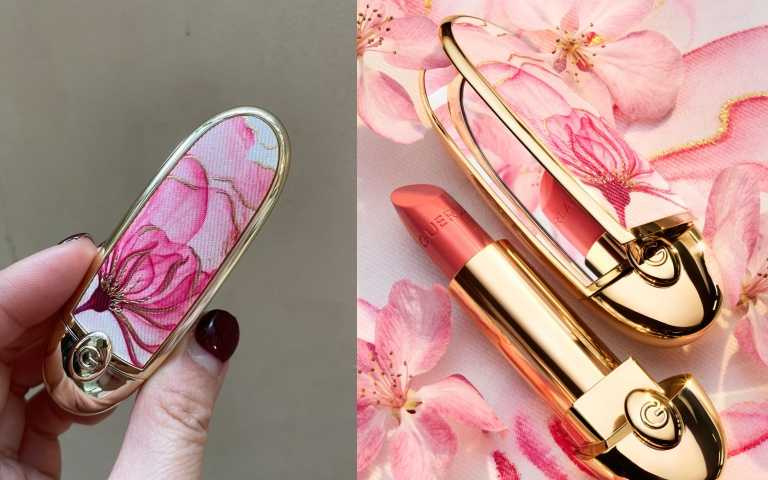 外包裝的限定殼靈感來自日本水彩畫及其華麗的漸層色彩,在白色丹寧布為底的彩殼上,描繪著一朵轉瞬即逝的櫻花。精緻的花卉圖案上點綴著金色絲線,質感超好絕對要收藏。 嬌蘭紅寶之吻高訂唇膏彩殼—櫻之墨彩限定版(Rouge G Cherry Petal)搭配Rouge G 紅寶之吻高訂唇膏 08 Le Nu(圖/品牌提供、黃筱婷攝)