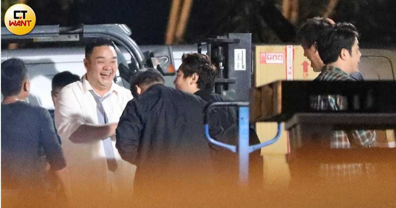 《桌頭之天選之人》開拍時看似殺氣騰騰，但喊卡後演員們一片和樂。（圖／本刊攝影組）