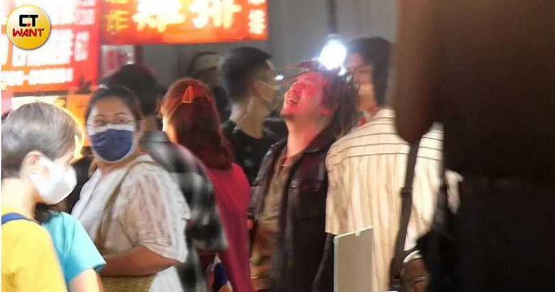 春風頂著雷鬼頭，拍攝時數度哈哈大笑，看得出工作時情緒甚佳。（圖／本刊攝影組）