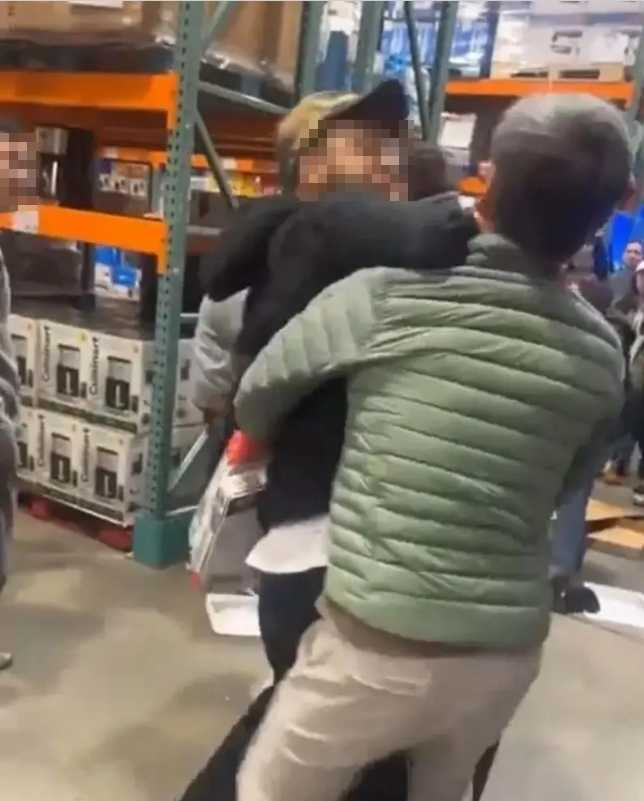 近日好市多開賣稀有寶可夢卡,有民眾早上7點就到場排隊,現場還有會員為了搶購卡盒扭打在一起。(圖/翻攝自Reddit)