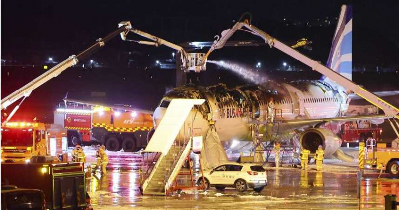 釜山航空BX391航班28日晚間10時15分起火，火勢撲滅後，確定機上176人全部逃生，其中7人受輕傷。（圖／達志／美聯社）