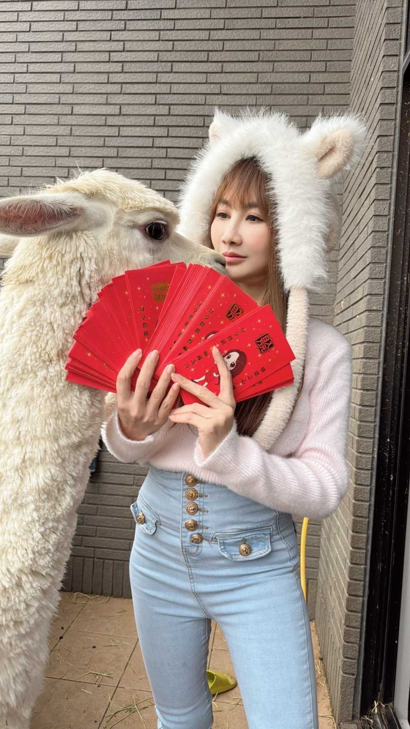 新年期間，財富女神王宥忻走上街頭發放紅包。（圖／固力狗提供）