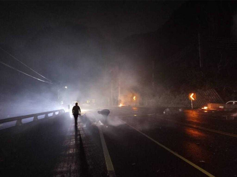 台東縣東河鄉發生車輛火警，提前上演炸寒單。（圖／義消提供／中國時報蔡旻妤台東傳真）