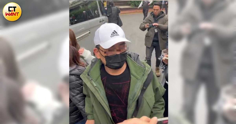 林女父親盼百貨業者能重視工安問題，不要再有悲劇發生。（圖／謝仁烜攝）