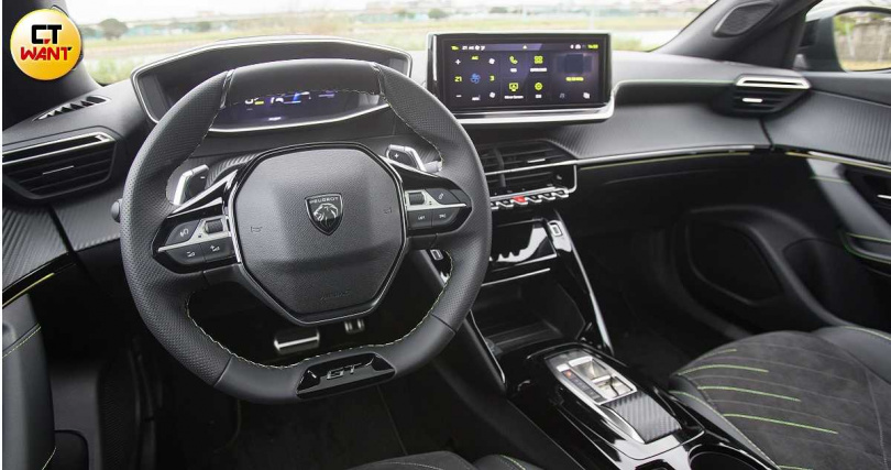 小盤徑方向盤設計在操駕時感覺更好掌控、更添戰鬥感,轉向速度也很快(圖/黃威彬攝)。