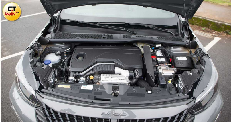 P2 Hybrid立基於1.2L PureTech缸內直噴渦輪增壓汽油引擎,搭配6速濕式雙離合器自手排變速系統,擁有最大馬力136hp及最大扭力23.5kgm(圖/黃威彬攝)。