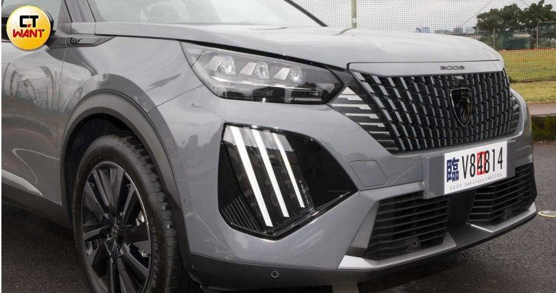 Peugeot 2008車頭極具辨識度,遠遠就可以感受到獅王的霸氣(圖/黃威彬攝)。