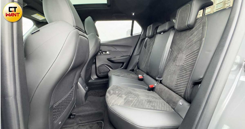 本刊記者大約163公分在後座剛剛好,對180公分成年男子來說,雖然不會不舒服但是有點擠(圖/黃威彬攝)。