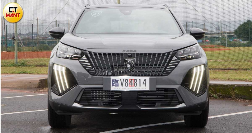 Peugeot 2008車頭極具辨識度,遠遠就可以感受到獅王的霸氣(圖/黃威彬攝)。