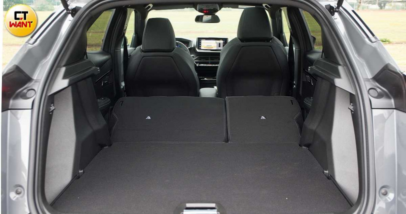 後行李廂容積介於405到1,467公升之間,賣場採買、出遠門都很夠用(圖/黃威彬攝)。