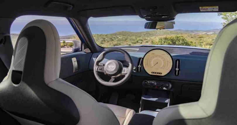 車壇首創直徑24公分圓形OLED中控螢幕，搭載MINI Operating System 9系統，帶來更直覺、流暢且個性化的數位座艙體驗 （圖／汎德股份有限公司提供）。