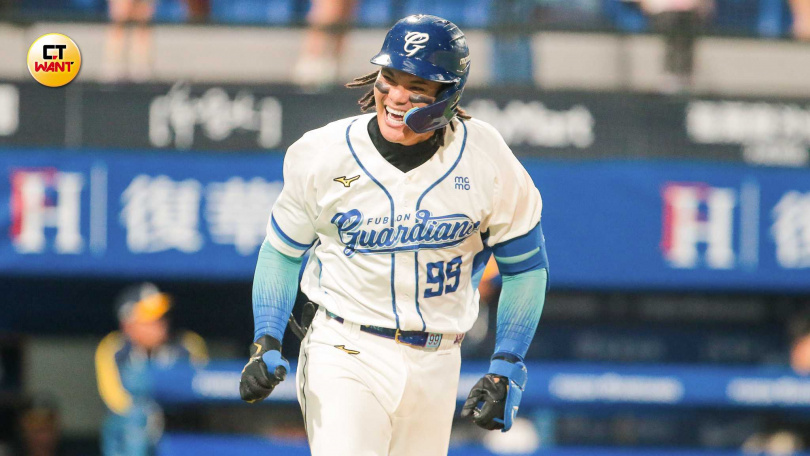 隊長張育成轟出本季首發全壘打，帶有2分打點。(圖／趙文彬攝）