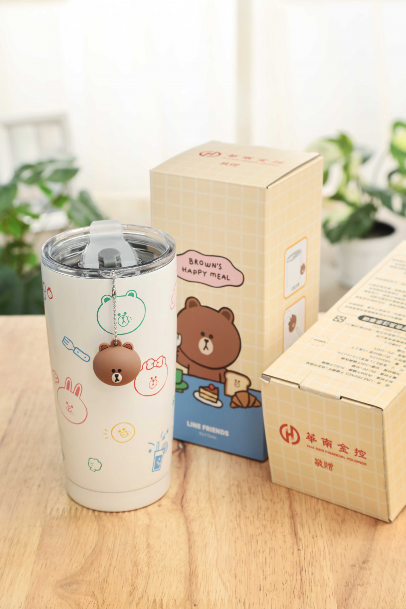 華南金今年股東會紀念品為市價約990元的「LINE FRIENDS不鏽鋼杯+造型吊飾組」。（圖／華南金控提供）