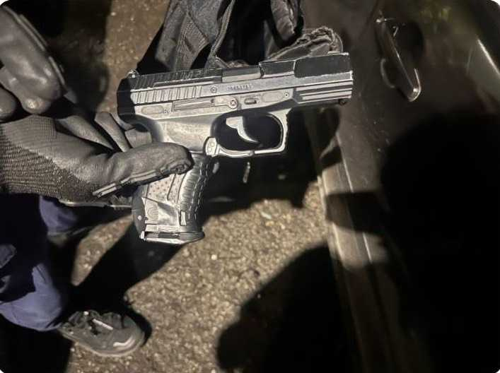 警方在犯嫌住家起獲塑膠子彈及玩具手槍一把。（圖／翻攝畫面）