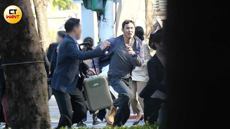 本刊日前曾直擊阮經天在拍攝新戲《沉默的審判》,情緒十分激動。(圖/本刊攝影組)