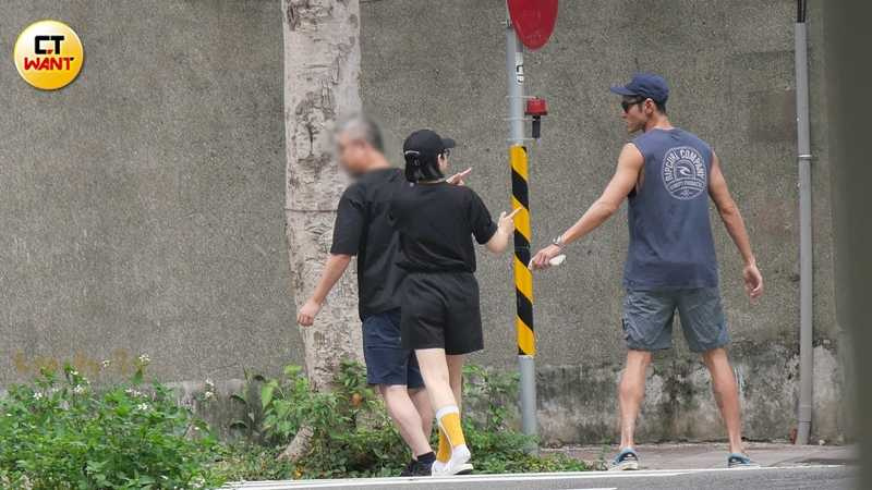 聊完天後阮經天與友人道別，走路返家。（圖／本刊攝影組）