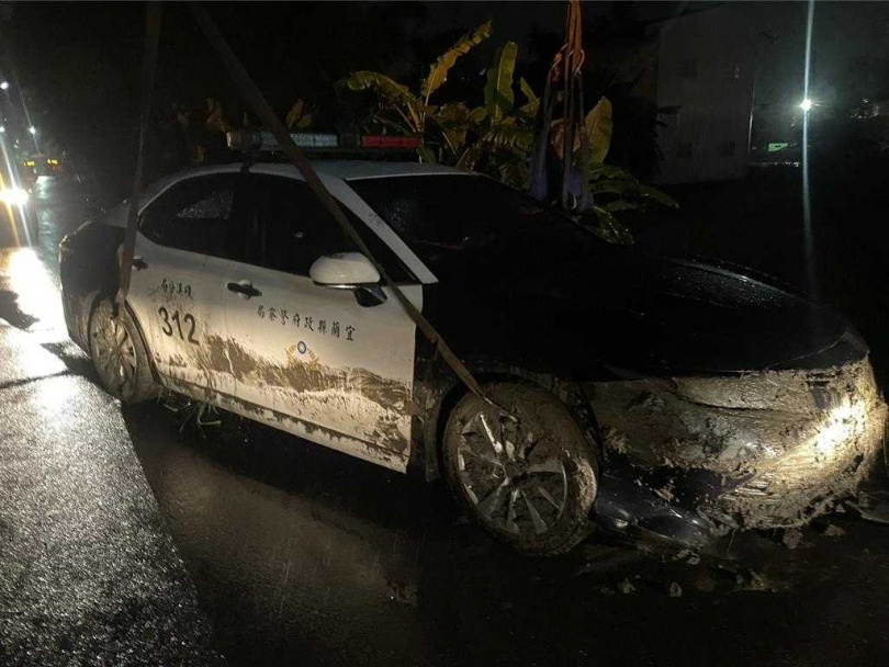 警車為避免雙方撞車，也煞車不及衝入田間滿車泥濘。（圖／民眾提供）
