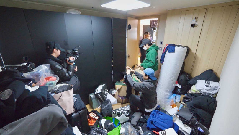 金鍾國衣帽間有相當多未拆的新品與名牌，是朋友到他家朝聖的聖地。（圖／中天綜合台提供）