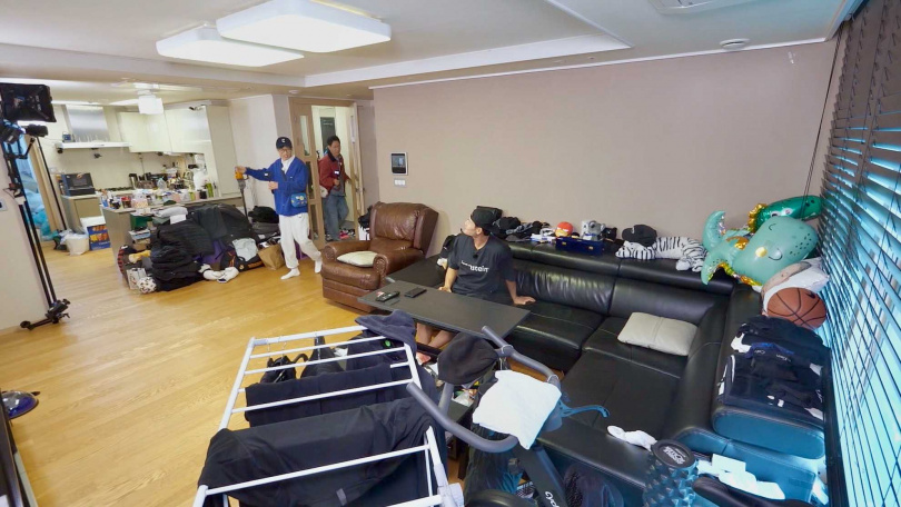 節目製作單位到金鍾國家錄影，看到客廳堆滿黑色衣物。（圖／中天綜合台提供）