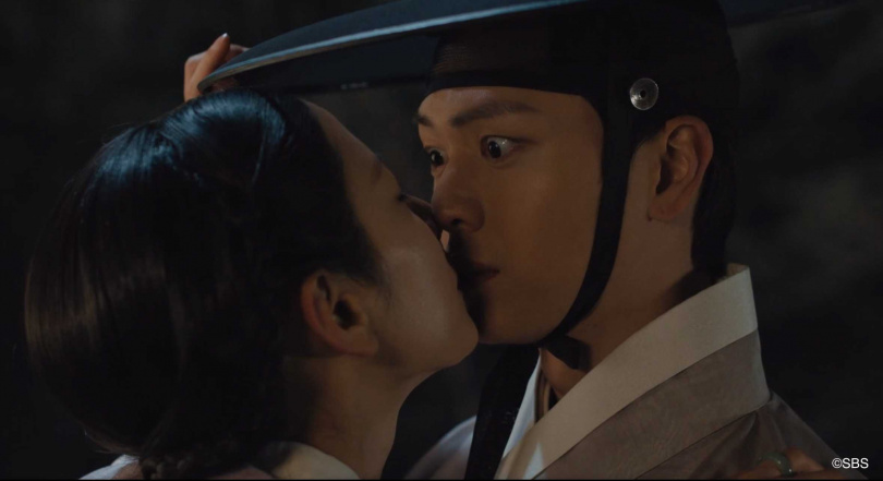 劇中金知妍主動吻上陸星材的嘴，讓觀眾全體暴動。（圖／Hami Video提供）