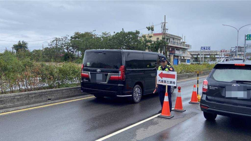 端午連假最後一天，墾丁北返出現車潮，警方實施北上調撥車道管制。（圖／翻攝畫面）