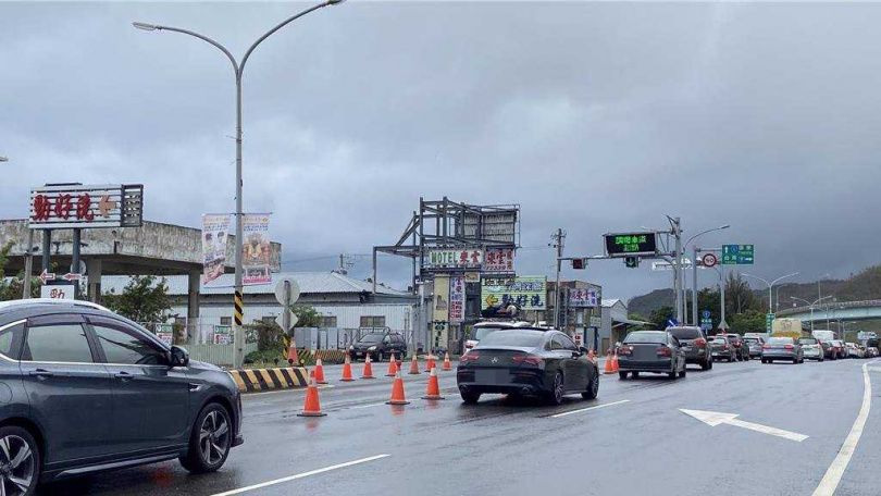 端午連假最後一天，墾丁北返出現車潮，警方實施北上調撥車道管制。（圖／翻攝畫面）