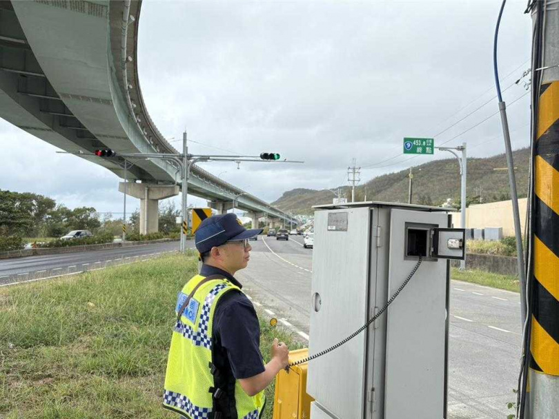 端午連假最後一天，墾丁北返出現車潮，警方以手控燈號疏導。（圖／翻攝畫面）