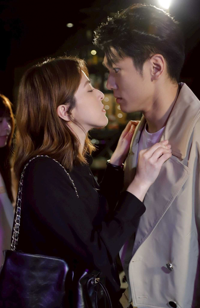 蘇晏霈跟吳政澔拍吻戲。(圖/民視)